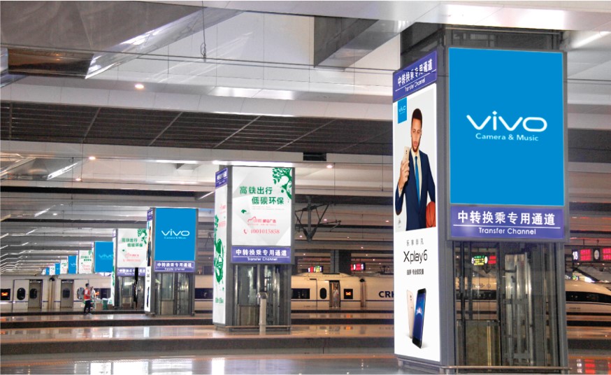 上海虹桥站台层电梯井灯箱广告
