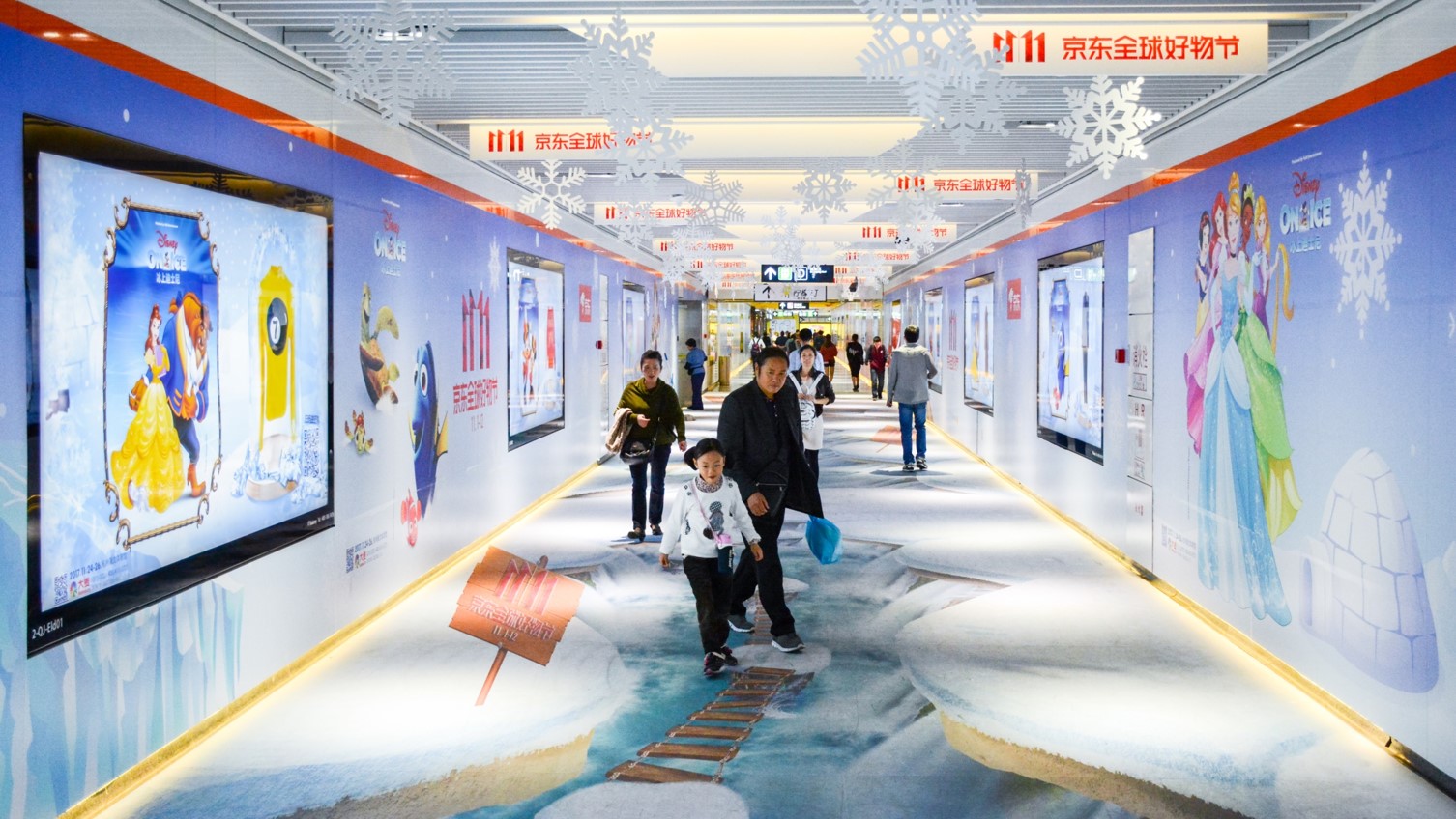 北京地铁墙贴广告